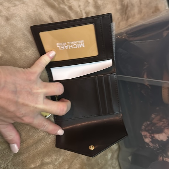 NWT Michael Kors Trifold Wallet - Picture 3 of 9